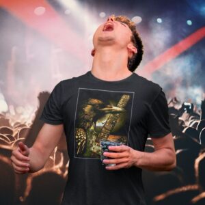 Ein Mann, der ein Bird of Metal-Shirt trägt, steht vor einer Menschenmenge.