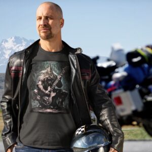 Ein kahlköpfiger Mann, der ein Viking-Metal-T-Shirt trägt.