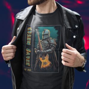 Ein Mann trägt ein HERREN-Shirt mit dem ikonischen Bild eines Ritters, der eine Gitarre in echter HEAVY-METAL-Manier hält.