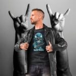 Ein Mann trägt ein Power Rock Music - Herren T-Shirt mit einem Totenkopf.