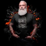 Ein Mann trägt ein Rocklegenden Handzeichen Totenkopfstil - Herrenhemd.
