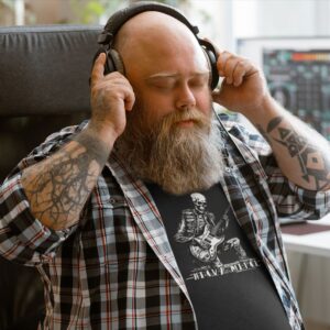 Ein bärtiger Mann mit Kopfhörern auf einem coolen Herrenhemd im Ink-Stil mit einer detaillierten Vektorillustration eines Skelett-Rockstars, der eine E-Gitarre spielt.