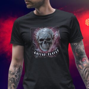 Ein Mann trägt ein schwarzes Skull Guitar Reaper - Herrenshirt mit einem Totenkopf darauf.