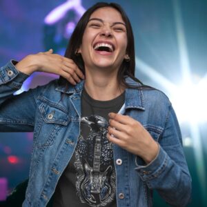 Eine Frau trägt ein Raven-s Metal-Attacke - Damenshirt.