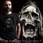 Ein Mann trägt ein DER SCHREIENDE METAL-SCHÄDEL DER FINSTERNIS - Herrenhemd.